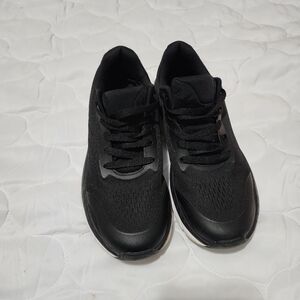 Womens tennis shoes size 11